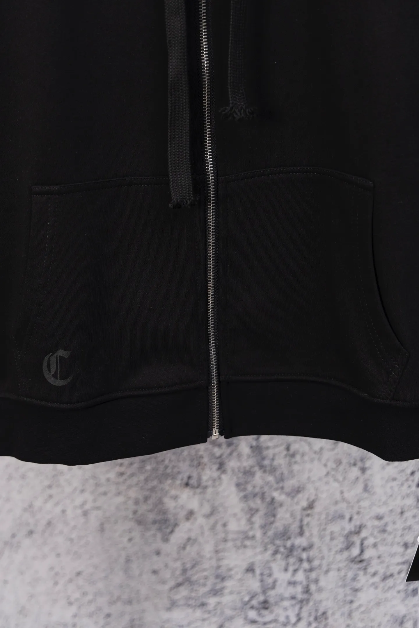 P250 ChromeHearts CH ChromeHearts 25 early autumn flower arm horseshoe zipper cardigan hooded sweatshirt Sanskrit letter rattan flower cross horseshoe hooded sweatshirt The fabric is made of 440g pure cotton terry with matching threads, imported printing, original customization, hardware, soft and skin-friendly. The workmanship is meticulous and the thickness is moderate. The webbing on the back collar extends to the shoulder for reinforcement. The connection between the wellhead and the shoulder is reinforced. The whole body is made with thousands of needle embroidery techniques. It is more compliant and stylish with clothes. It is a hot item of the season. The original customized accessories are complete with three standards. It will look handsome with any combination. The os drop shoulder version and loose version. Color: Black White Size: S M L XL